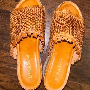 DibaTrue size 6 sandal. Like new